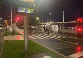 El paseo de la playa de San Lorenzo, cerca de las 11 de la noche de anoche, a 23 grados.