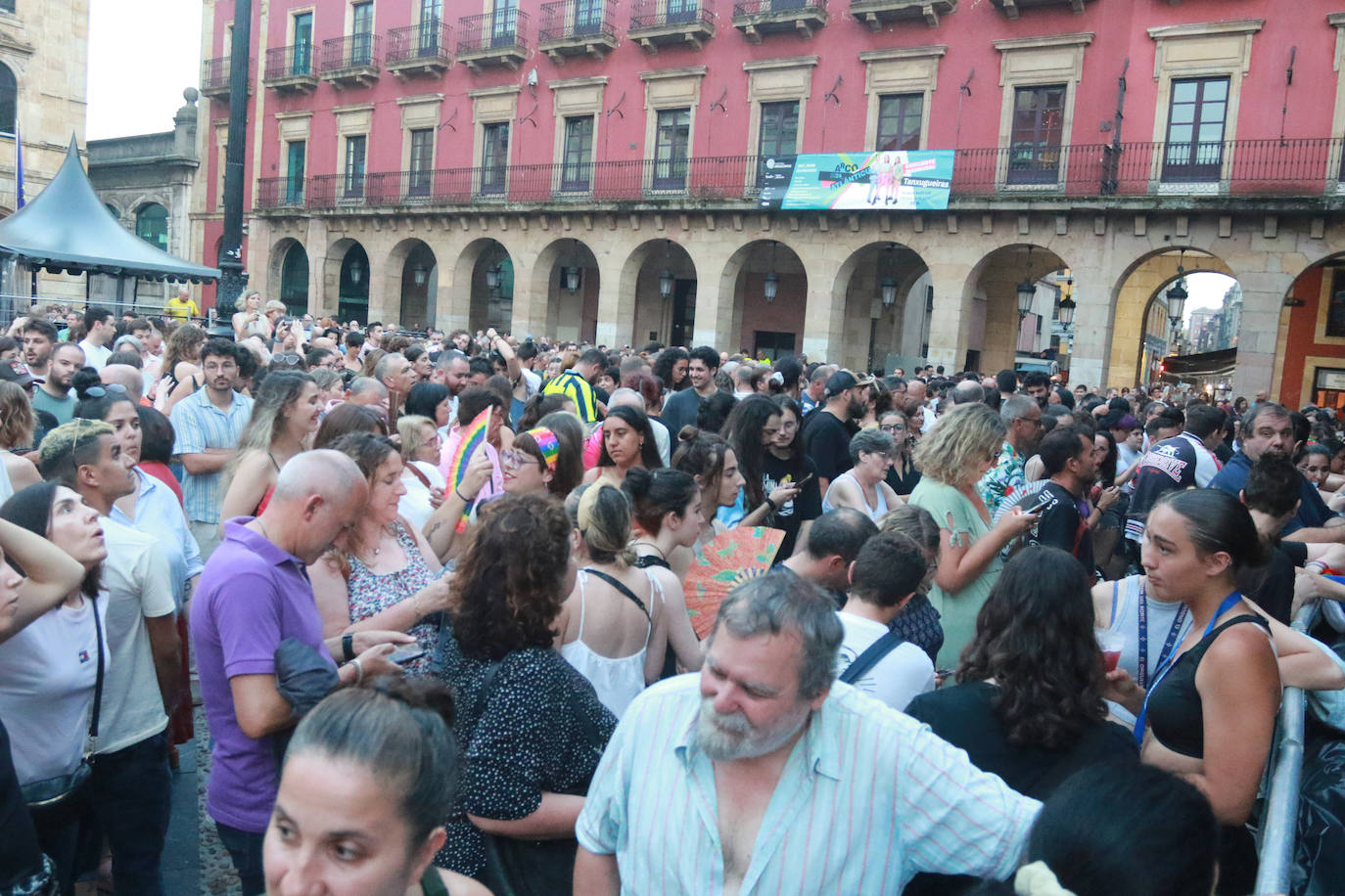 Ambiente en la plaza Mayor de Gijón.