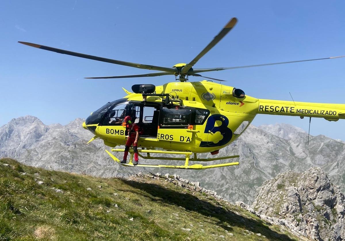 Los bomberos de Asturias intervienen en el rescate de un montañero extranjero en el pico de Valdominguero.