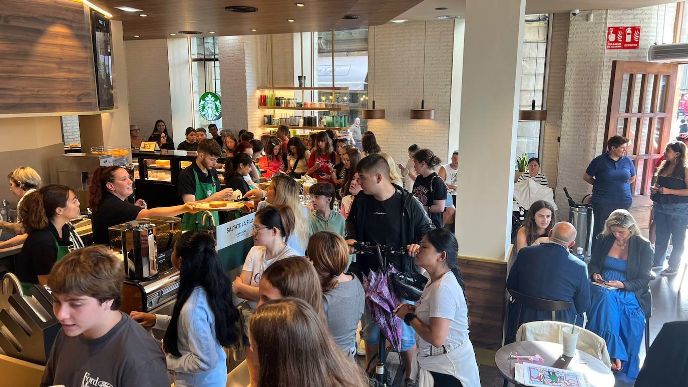 Furor en Gijón por la apertura de Starbucks