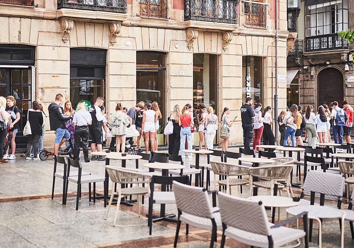 Largas colas desde las 5:30 para tomarse el primer café del Starbucks de Gijón
