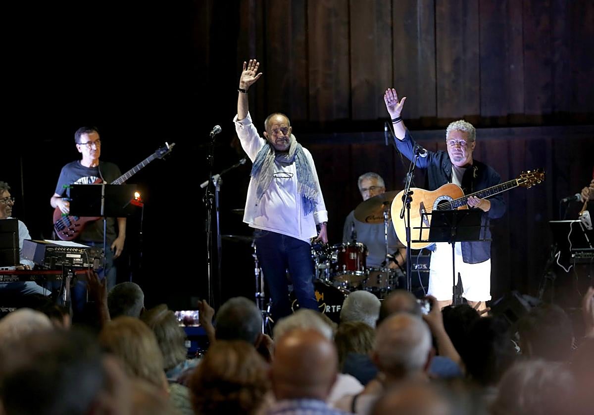 Chus Pedro Suárez y Manolo Peñayos se reencontraron con el público gijonés, el mejor de los coros para su concierto en el Muséu del Pueblu d'Asturies.