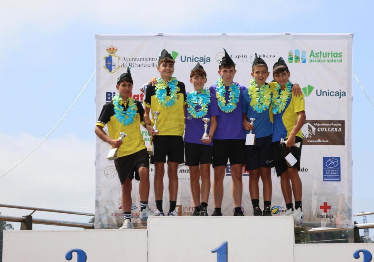 El podio del K2 infantil A, con Mateo Rodríguez, Franciso Fanjul, Daniel López, Javier Rosco, Rubén Alarcón y Latona Algaba.