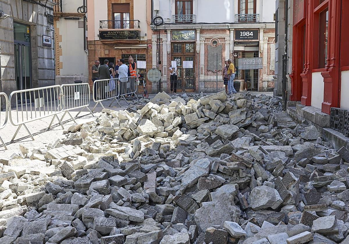 La calle Altamirano, con el pavimento levantado.