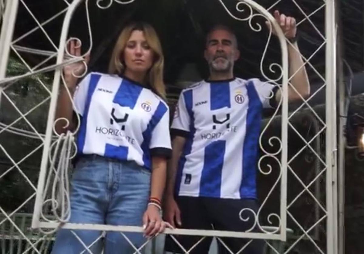 El utillero del Avilés, Javier Serna, y una aficionada posan con la nueva camiseta.