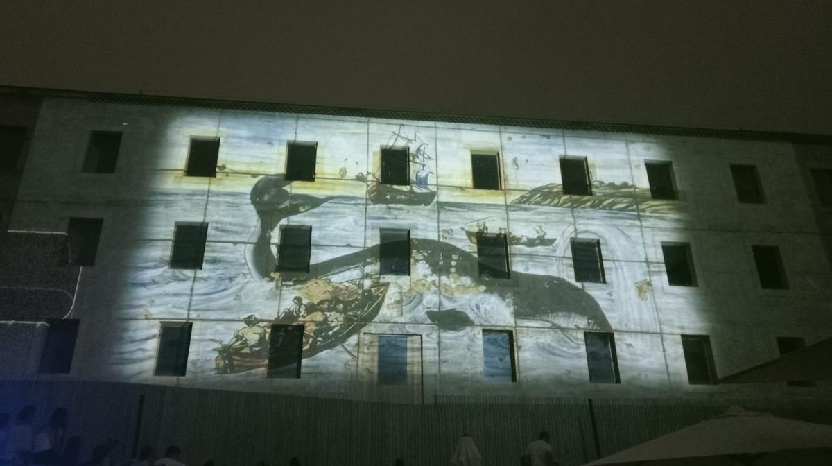 La fachada de Tabacalera se convierte en un mural vivo de imágenes espectaculares