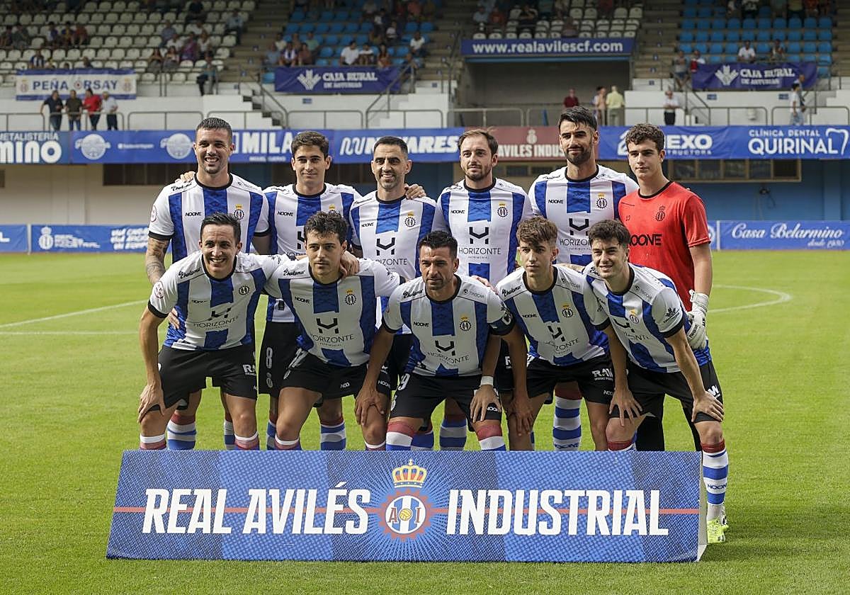 Los jugadores posaron con la nueva indumentaria antes del partido de ayer ante el Sestao en el Suárez Puerta.