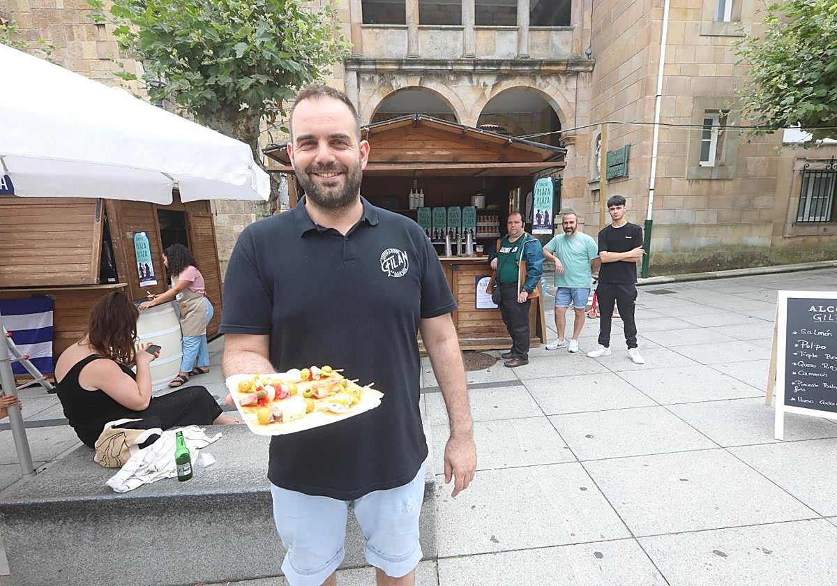 El hostelero David Franqueria muestra una de las tapas.