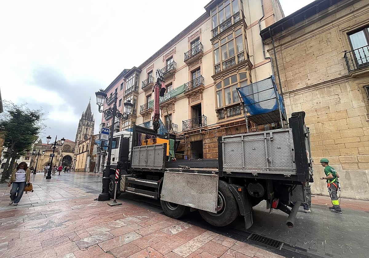 Las obras, ayer, en el edificio adquirido por la empresa 'coleccionista de palacios'.