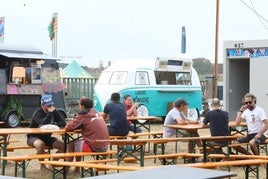 Los 'foodtrucks' ya están instalados entorno al paseo de la playa.