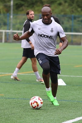 Babin, ayer en el entrenamiento del Real Avilés en La Toba.