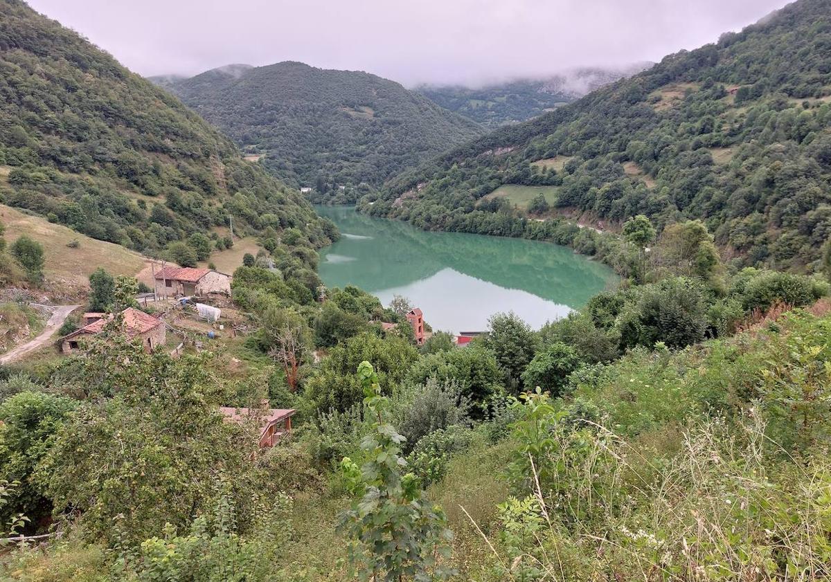 Imagen principal - Coballes y el embalse de Tanes/ cartel indicativo de la ruta/ indicaciones PR AS 244