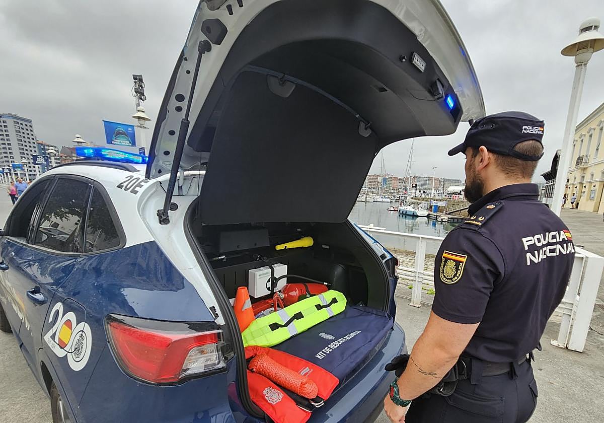 La Policía Nacional salva la vida a una joven de 24 años que se arrojó al mar en el Puerto Deportivo de Gijón