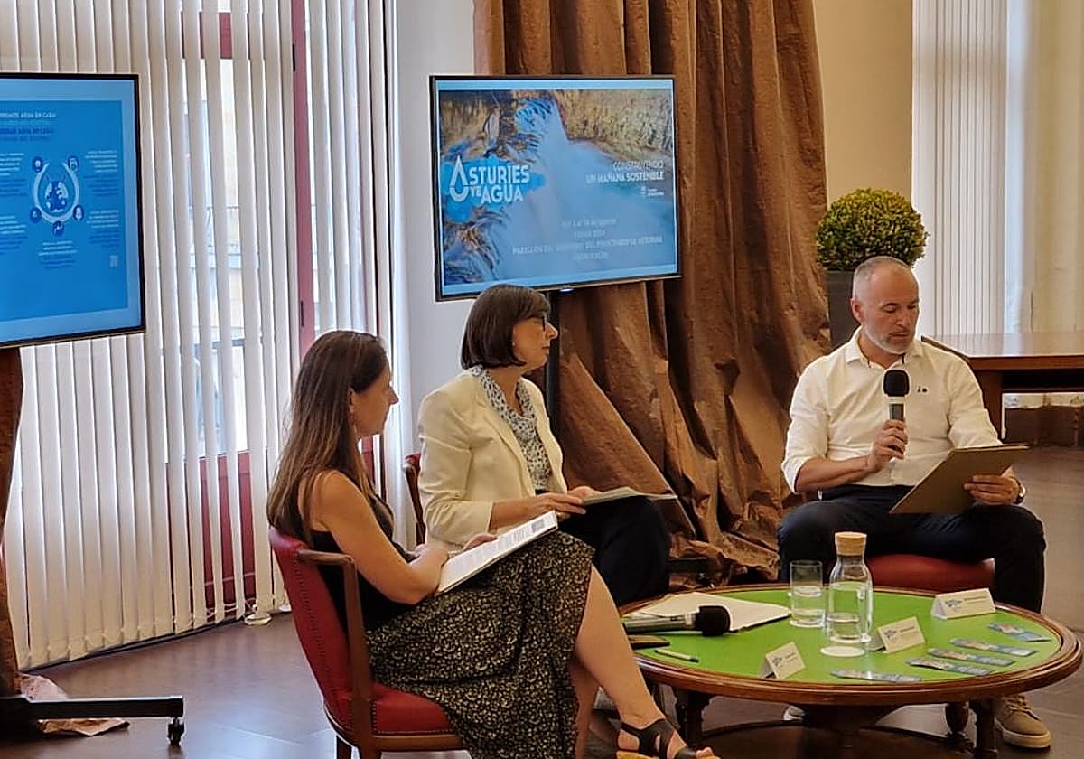 La directora general del Agua, Vanesa Mateo; la consejera de Transición Ecológica, Nieves Roqueñí, y el comisario de la exposición, Xavier Santamarta.