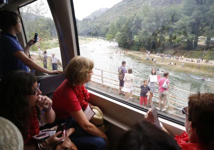 Viajeros disfrutan de la competición desde la comodidad del tren