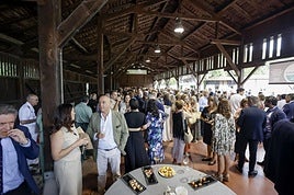 Encuentro informal.Decenas de personas asistieron al ágape que se celebró en elPueblo de Asturias tras los discursos de inauguración.