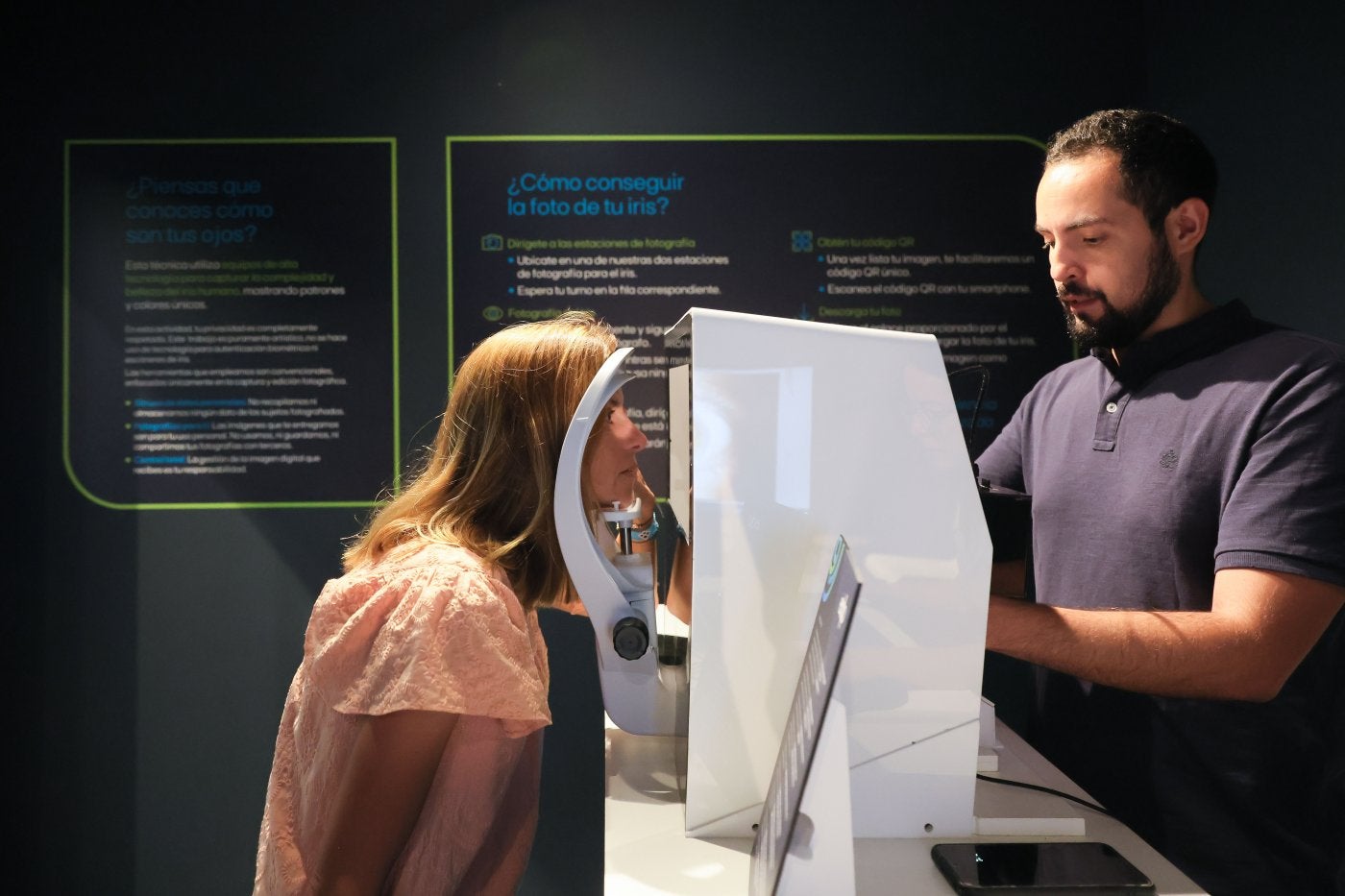 Una visitante, durante la fotografía de su iris en el estand de EdP.