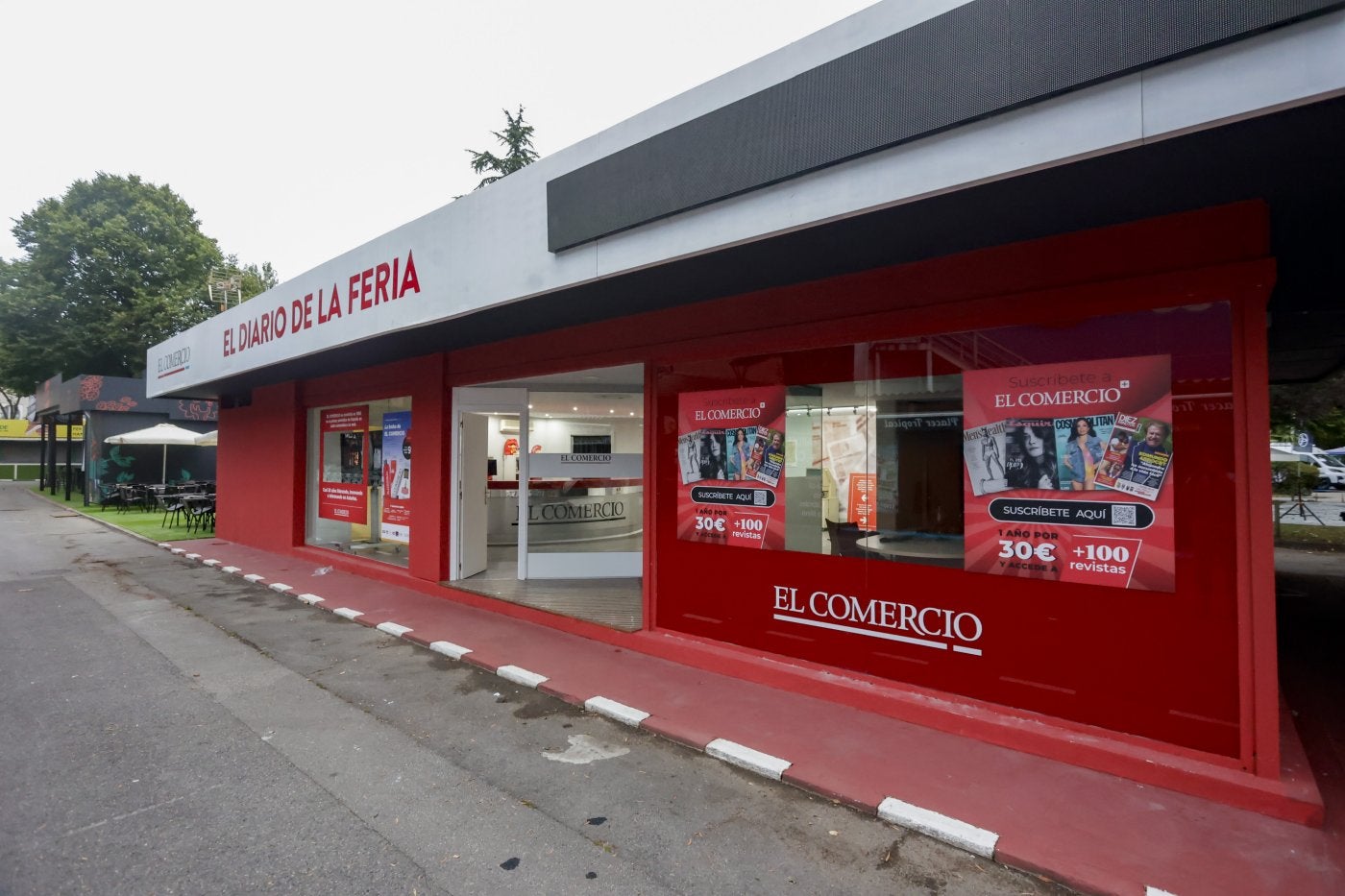 Diario de la Feria.El estand alberga también la redacción que elabora cada jornada este suplemento.