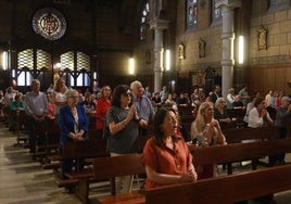 Decenas de cristianos acudieron a la eucaristía por las ofensas de las Olimpiadas celebrada en la basílica del Sagrado Corazón.