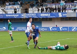 Claudio Medina celebra un gol al Coruxo la pasada temporada en el Suárez Puerta.