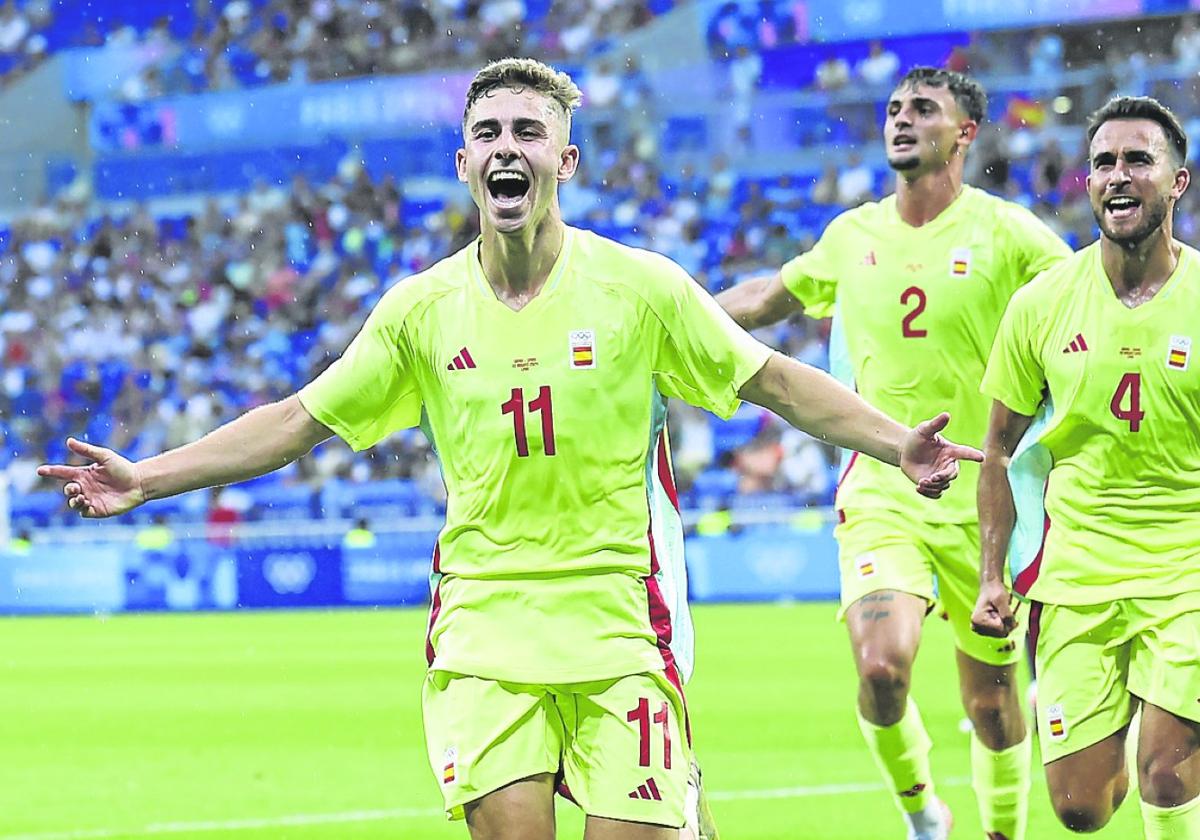 Eric García y Marc Pubill corren a festejar con Fermín uno de los goles ayer.