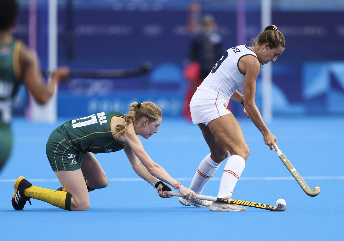 La asturiana María López, ante la jugadora de Sudáfrica Kayla de Waal durante el partido del Grupo B de hockey sobre hierba de los Juegos Olímpicos de París.