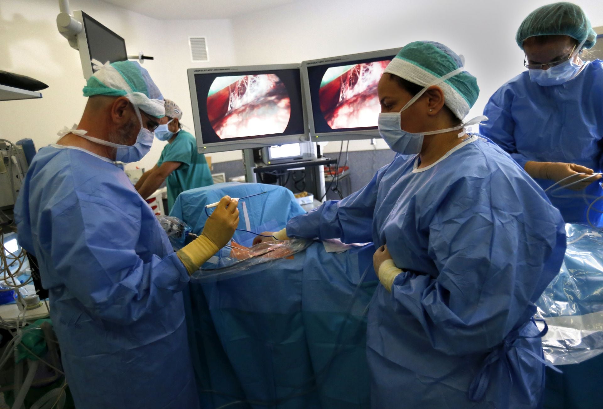 Intervención por endoscopia del equipo de Cirugía Torácica del HUCA.