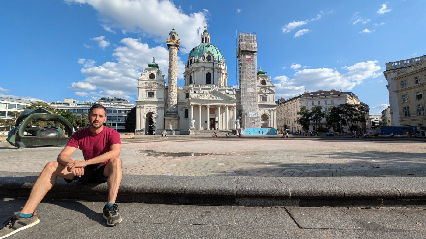 Pablo en Karlsplatz, en el centro de Viena.