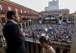 José Ángel Abad, en plena lectura del pregón desde el balcón del Consistorio gijonés, junto a su sobrina Elena.