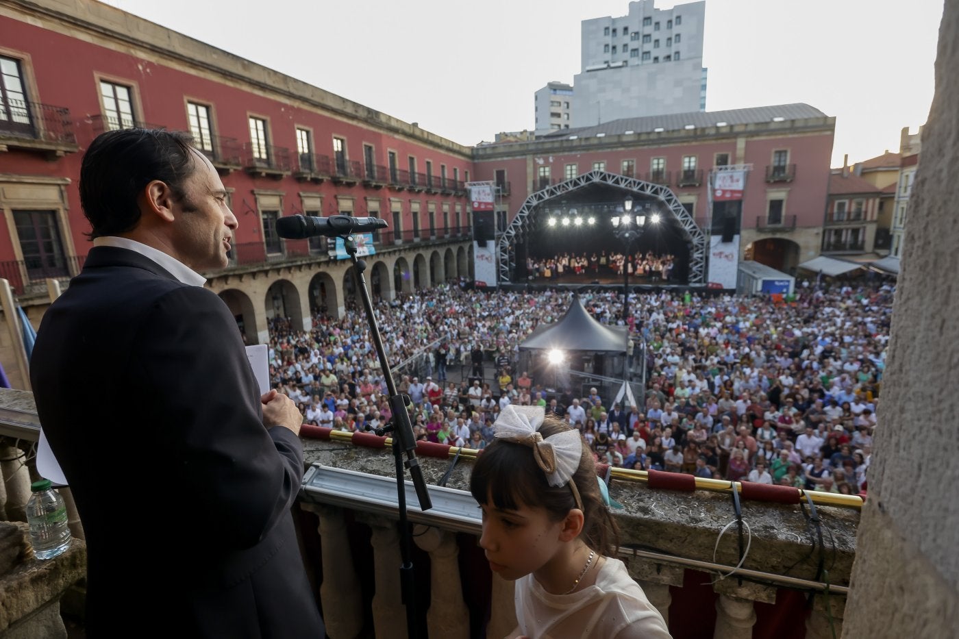 José Ángel Abad, en plena lectura del pregón desde el balcón del Consistorio gijonés, junto a su sobrina Elena.
