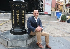 El segundo teniente de alcalde y concejal de Urbanismo y Festejos, en la plaza Mayor, frente al escenario en el que se desarrollarán parte de los conciertos de la Semana Grande.