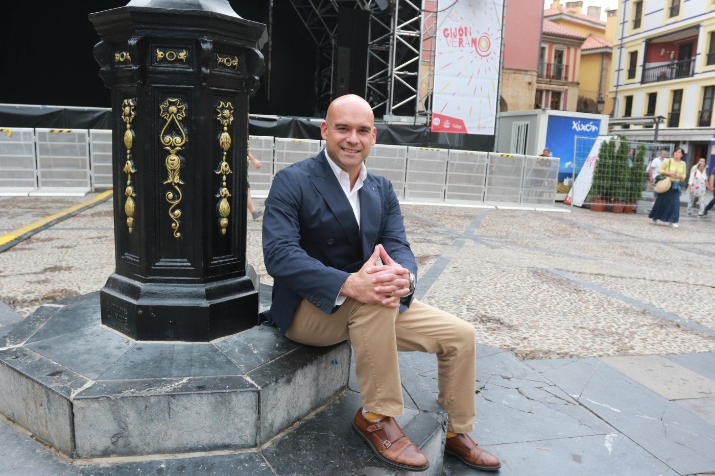 El segundo teniente de alcalde y concejal de Urbanismo y Festejos, en la plaza Mayor, frente al escenario en el que se desarrollarán parte de los conciertos de la Semana Grande.