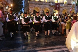 La Banda de Castrillón, en el último acto del Festival de Gaitas, en la plaza Mayor.