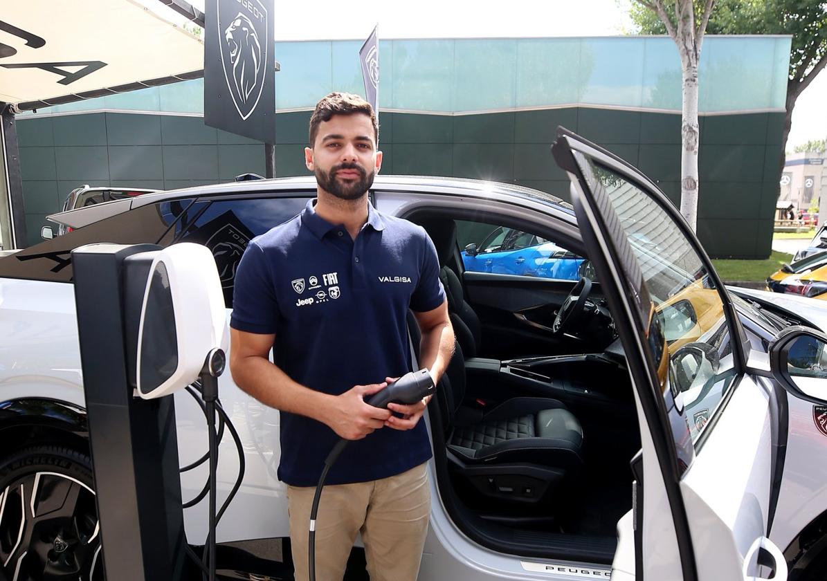 El Peugeot 3008, una novedad.Marcos Albergaria, comercial de Valgisa, con la gran apuesta eléctrica del concesionario.