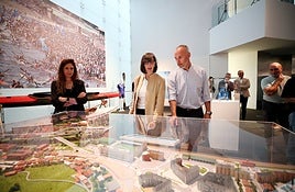 Nieves Roqueñí junto a Xavier Santamarta y Vanesa Mateo, con una maqueta interactiva.