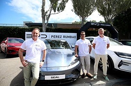 Los comerciales de BYD Víctor Portillo, Maycon Caciano y Juan Carrascosa, con uno de sus coches.