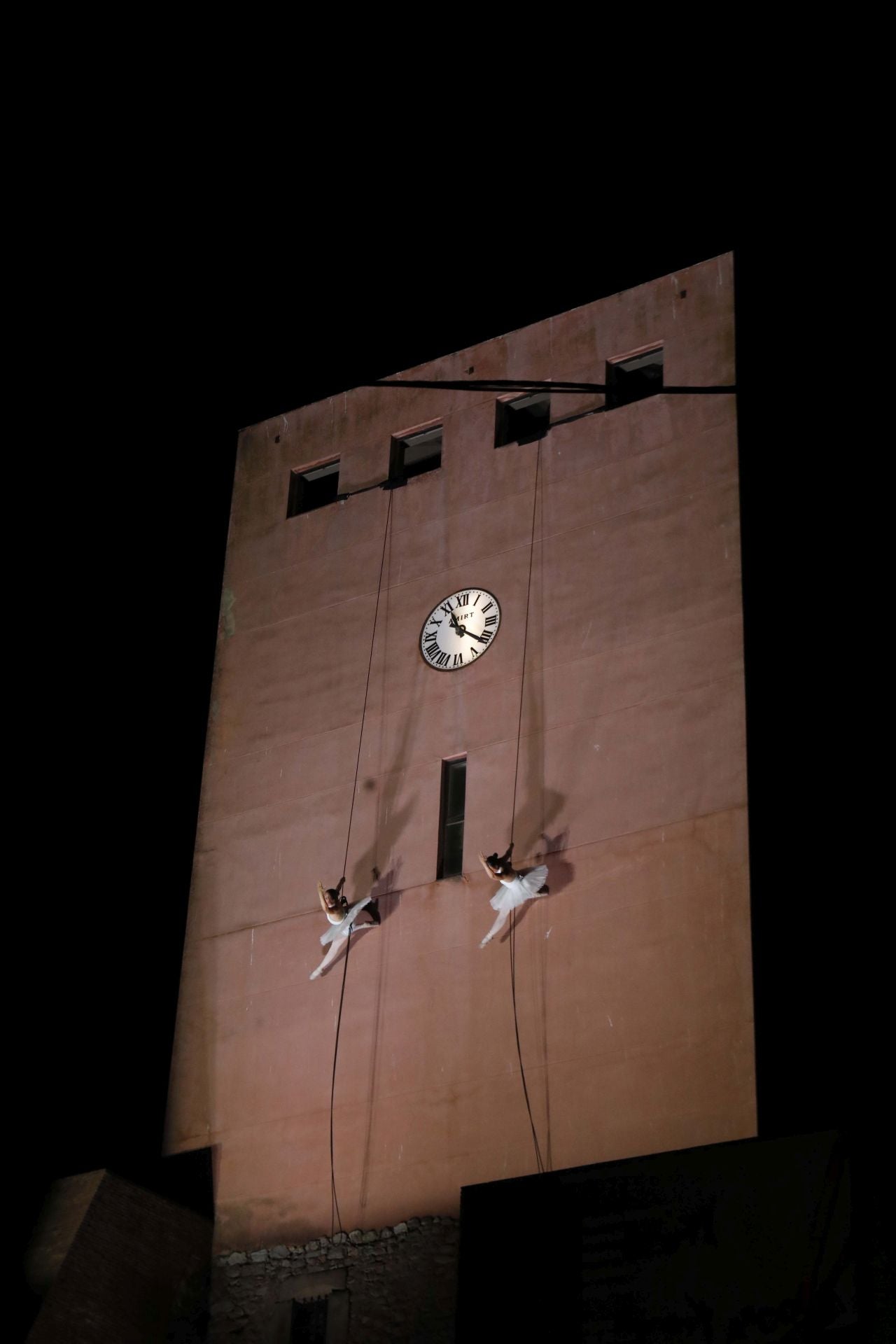 Las impresionantes fotos de la danza aérea en la fachada de la Torre del Reloj