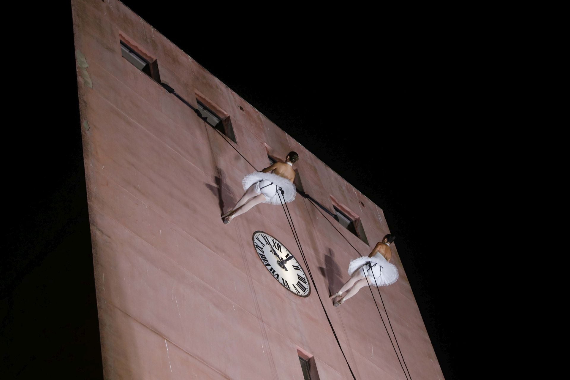 Las impresionantes fotos de la danza aérea en la fachada de la Torre del Reloj