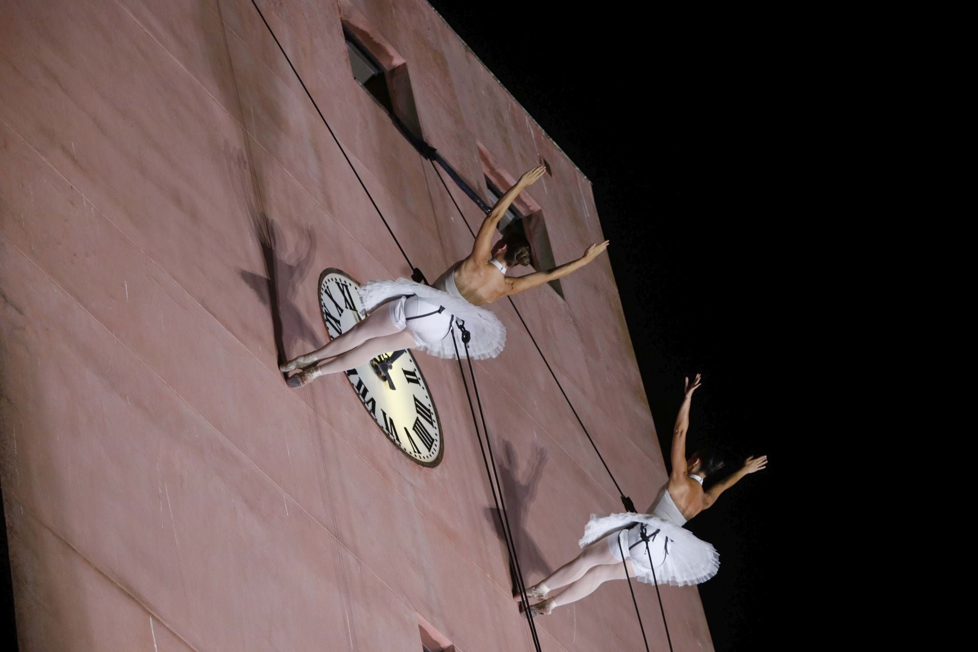 Las impresionantes fotos de la danza aérea en la fachada de la Torre del Reloj