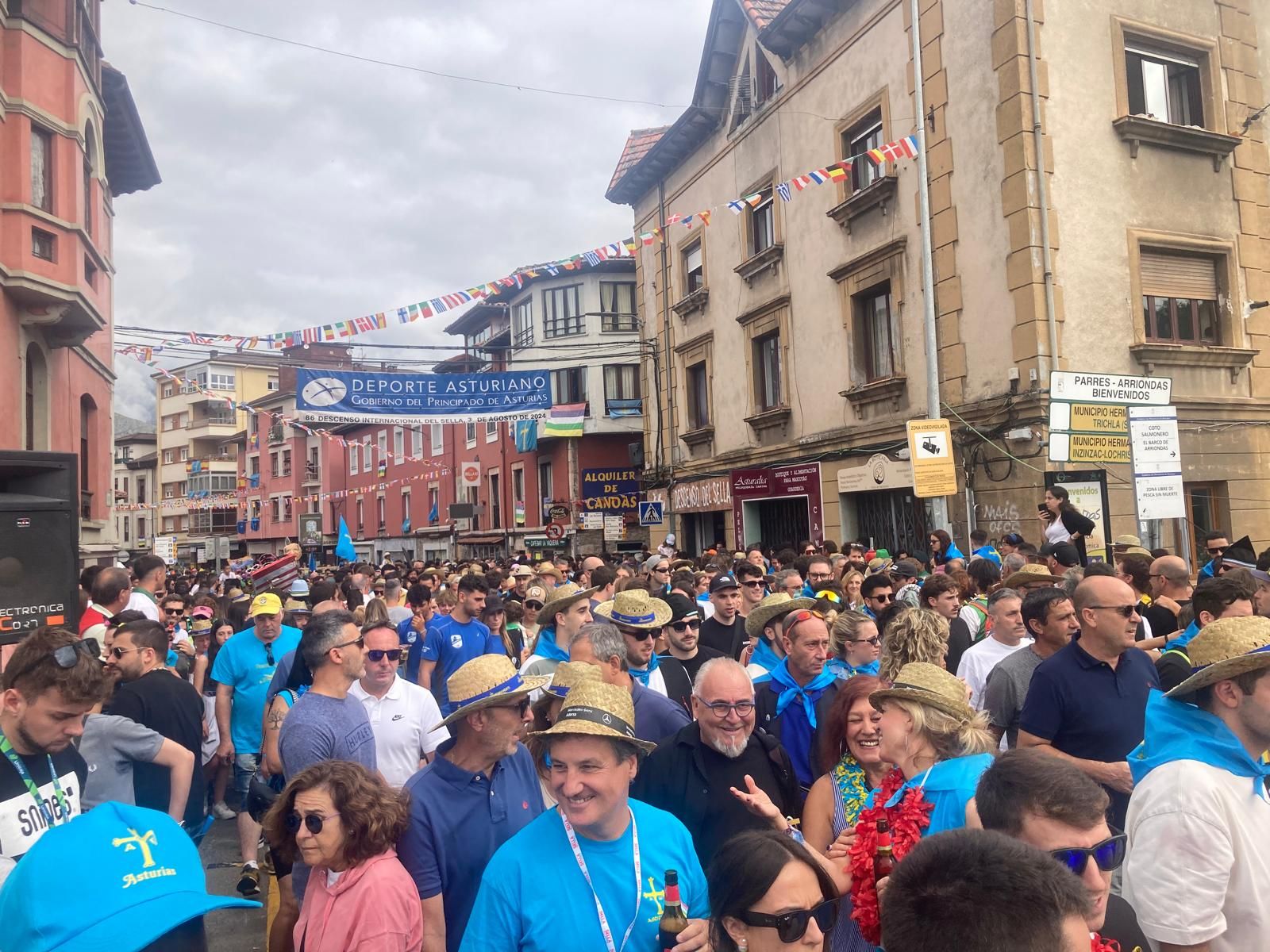 La Fiesta de les Piragües desborda Arriondas