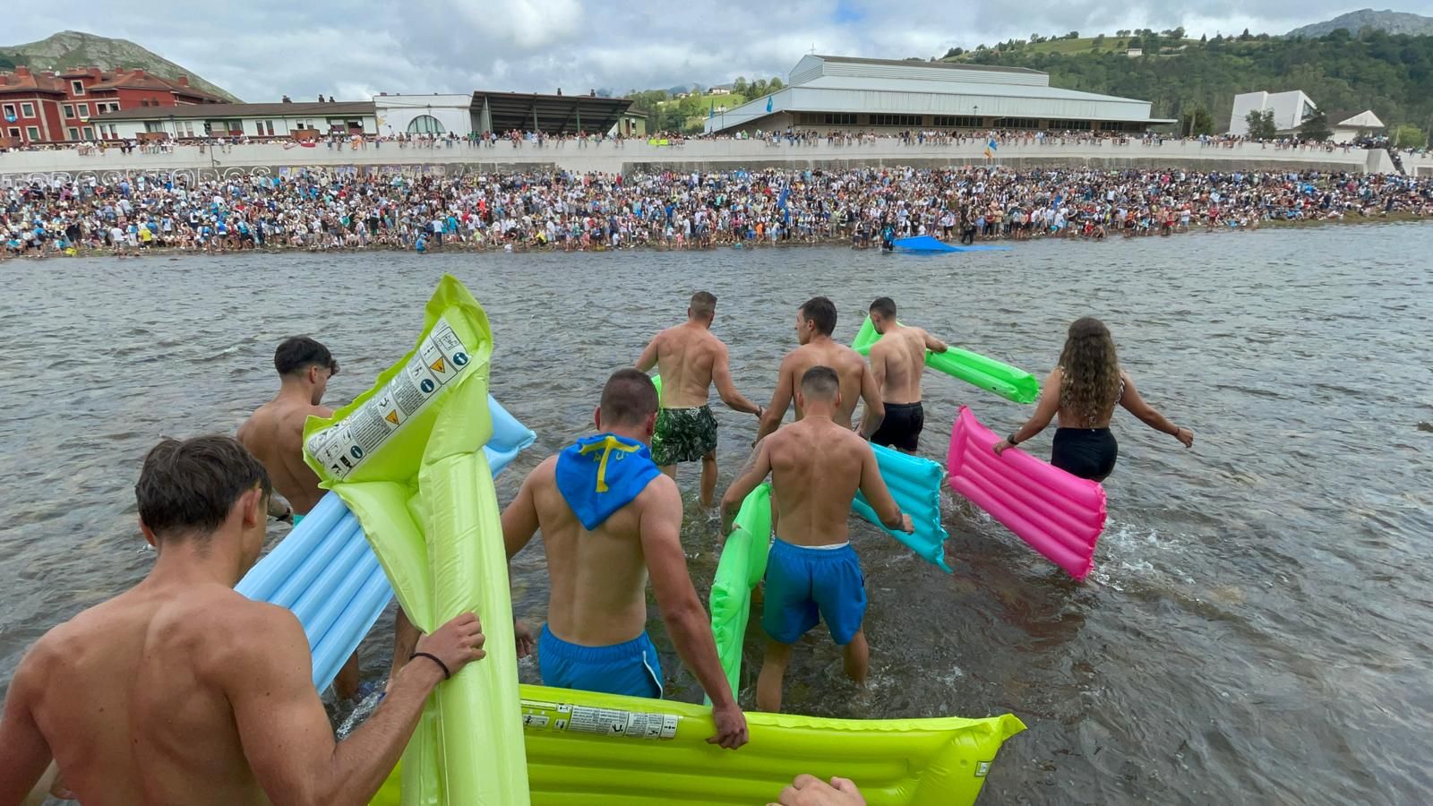 La Fiesta de les Piragües desborda Arriondas