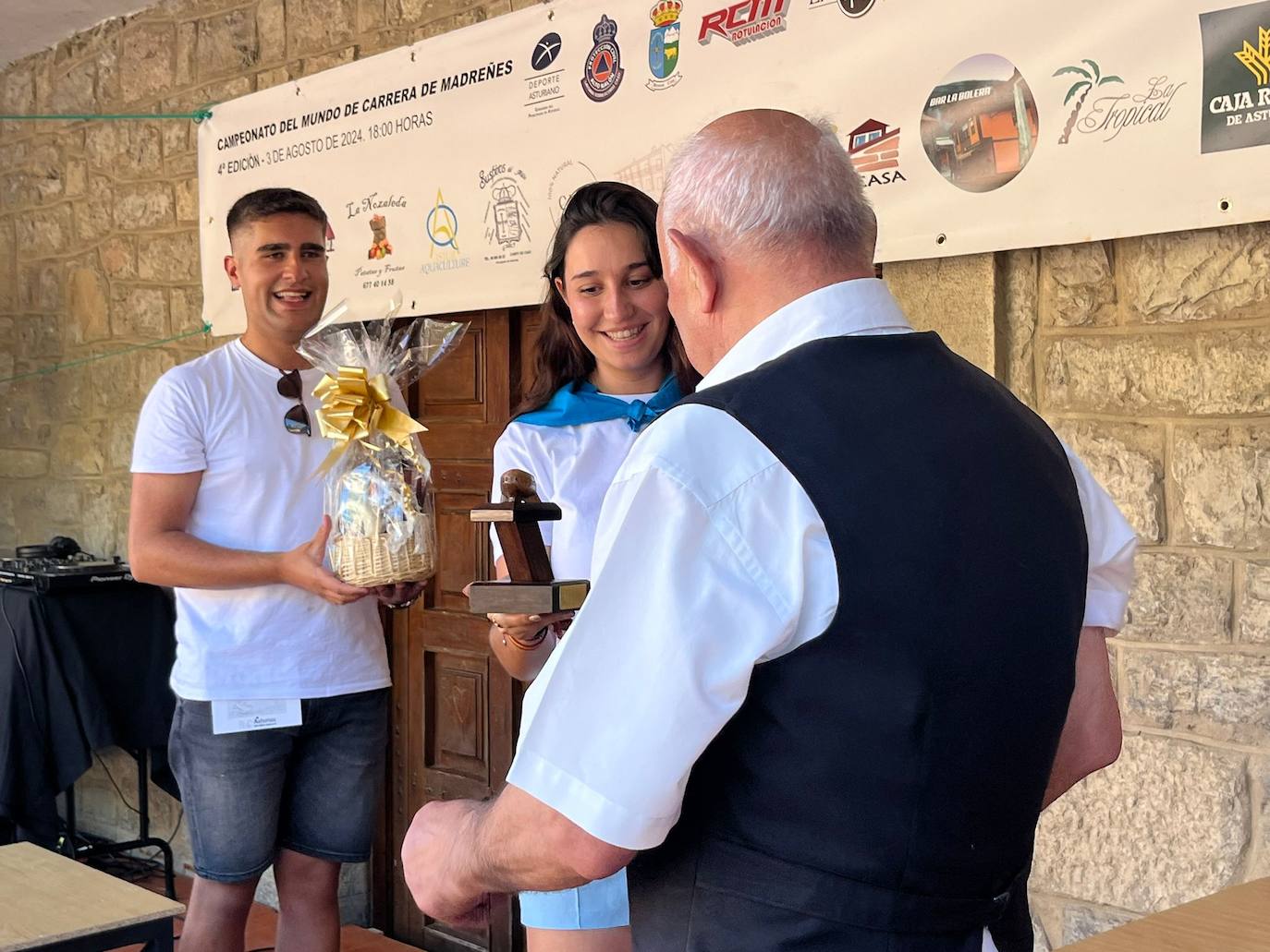 Más de 100 participantes en la carrera de madreñes de Bezanes