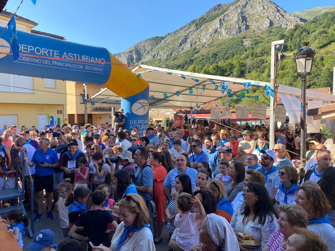 Más de 100 participantes en la carrera de madreñes de Bezanes