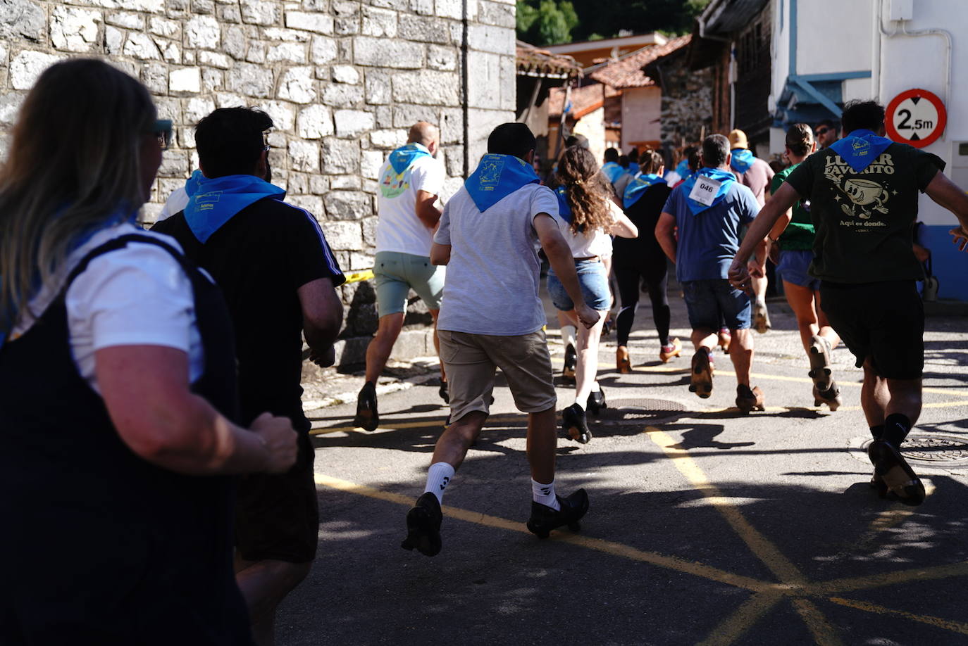 Más de 100 participantes en la carrera de madreñes de Bezanes