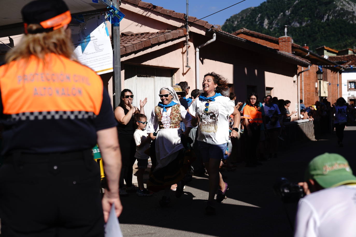 Más de 100 participantes en la carrera de madreñes de Bezanes