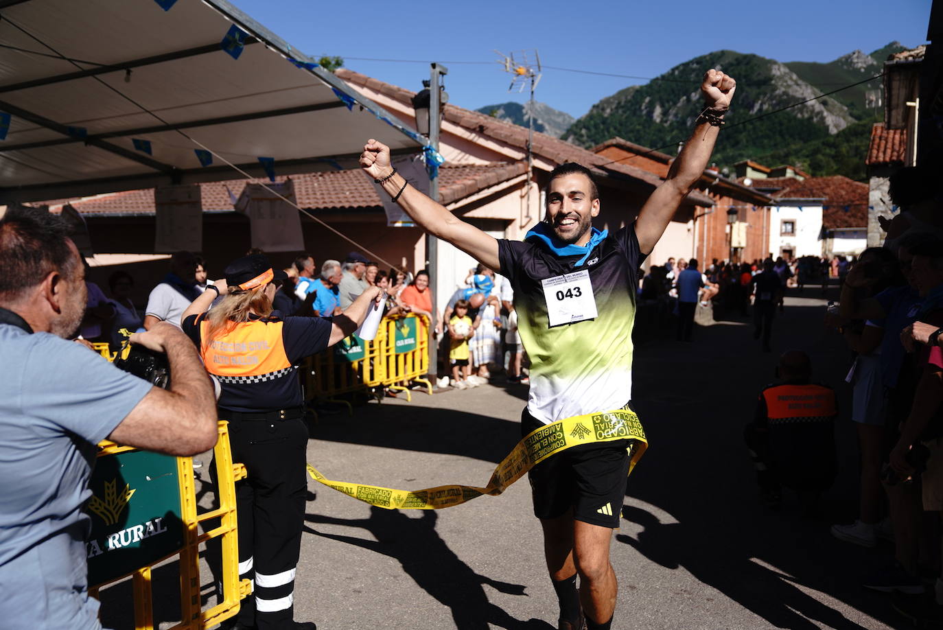 Más de 100 participantes en la carrera de madreñes de Bezanes