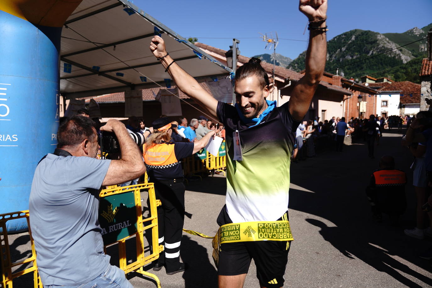 Más de 100 participantes en la carrera de madreñes de Bezanes