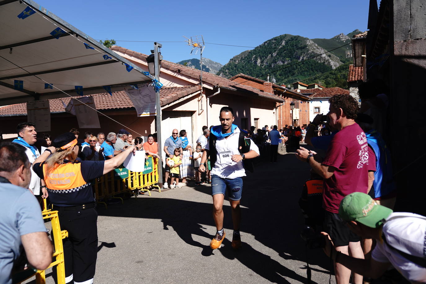 Más de 100 participantes en la carrera de madreñes de Bezanes