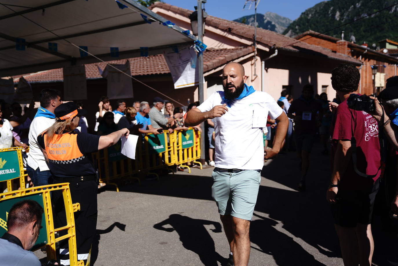 Más de 100 participantes en la carrera de madreñes de Bezanes