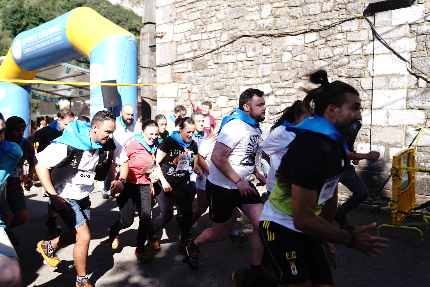 Más de 100 participantes en la carrera de madreñes de Bezanes